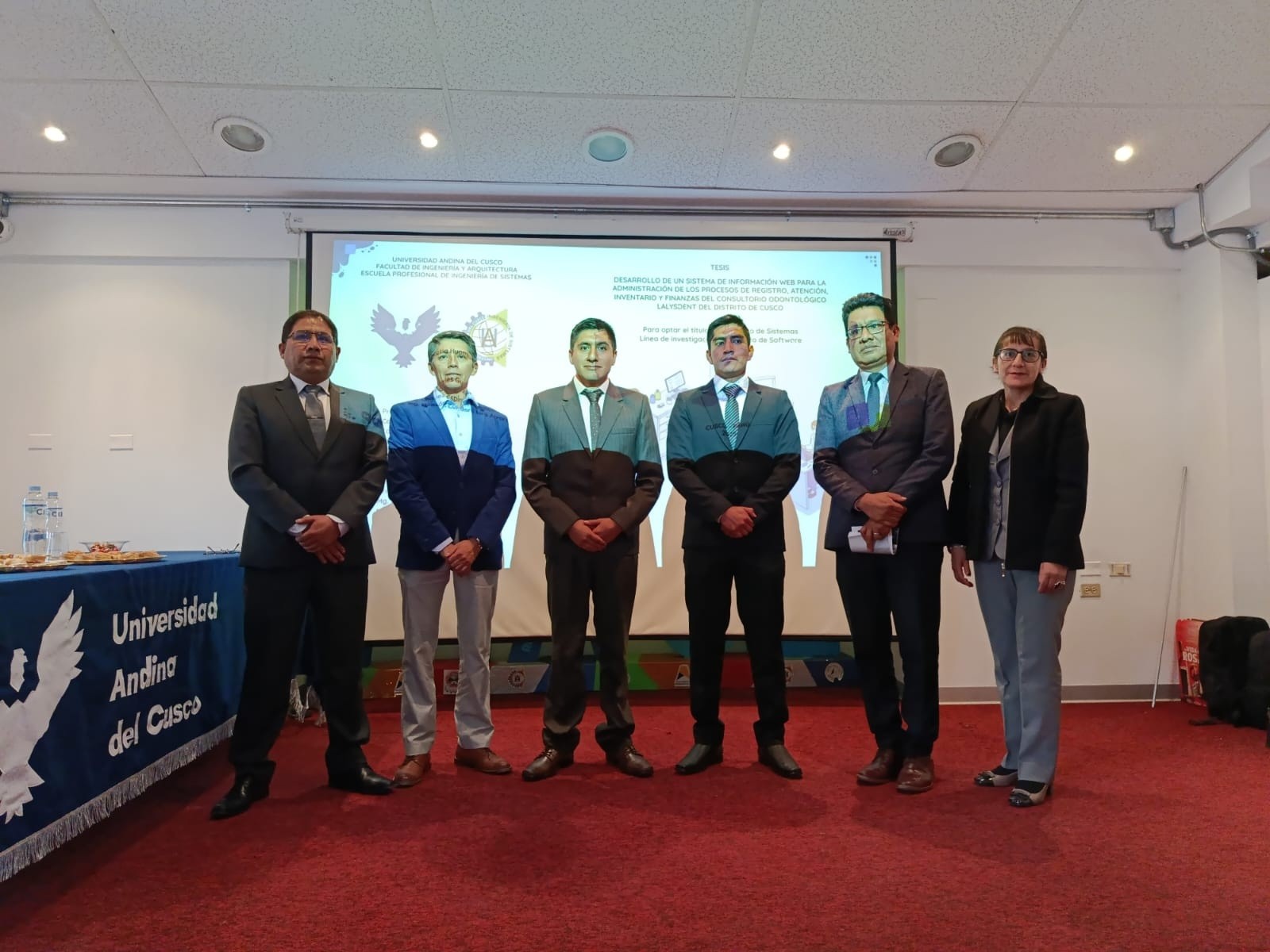 Jurado, asesor y bachilleres durante la sustentación de la tesis de sistema odontológico