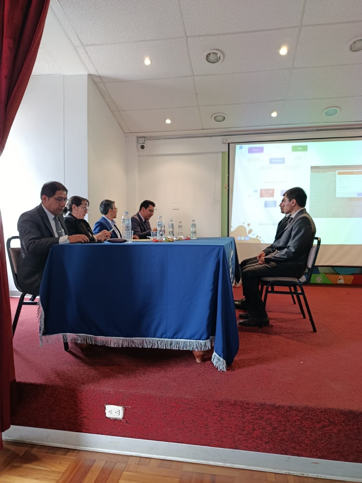 Jurado calificador realizando preguntas sobre la documentación y el sistema de información odontológico